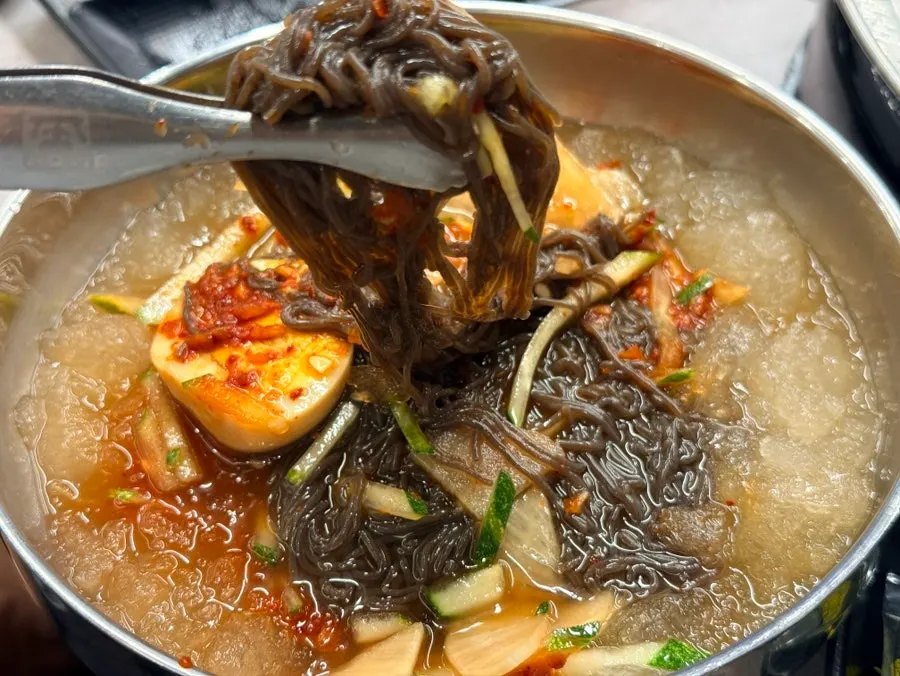 고기와 함께 먹는 물냉면 한 그릇