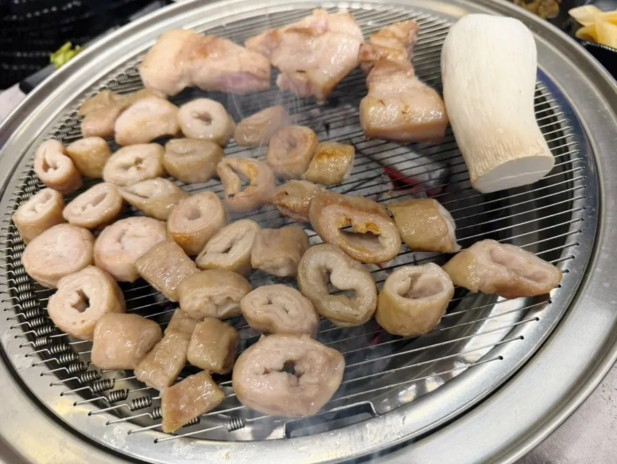 기본찬이 깔린 테이블 전체
