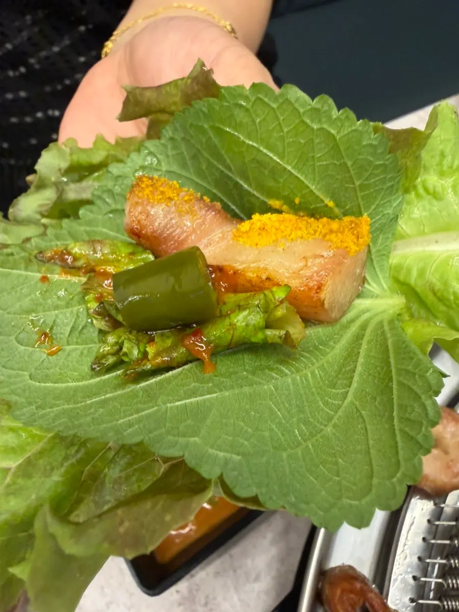 막창과 기본찬을 곁들인 한 입