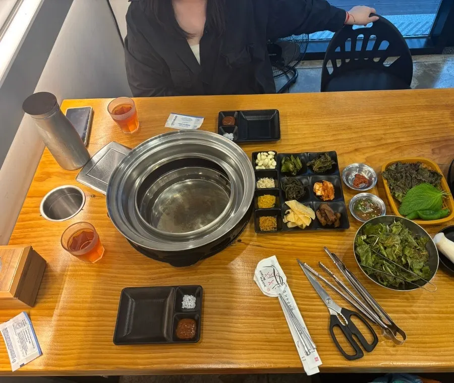 장아찌 위주로 깔린 기본 밑반찬 한 상