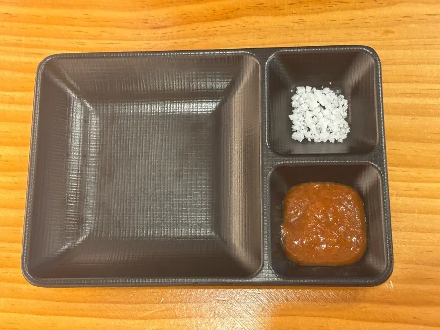 밑반찬이 정갈하게 놓인 테이블