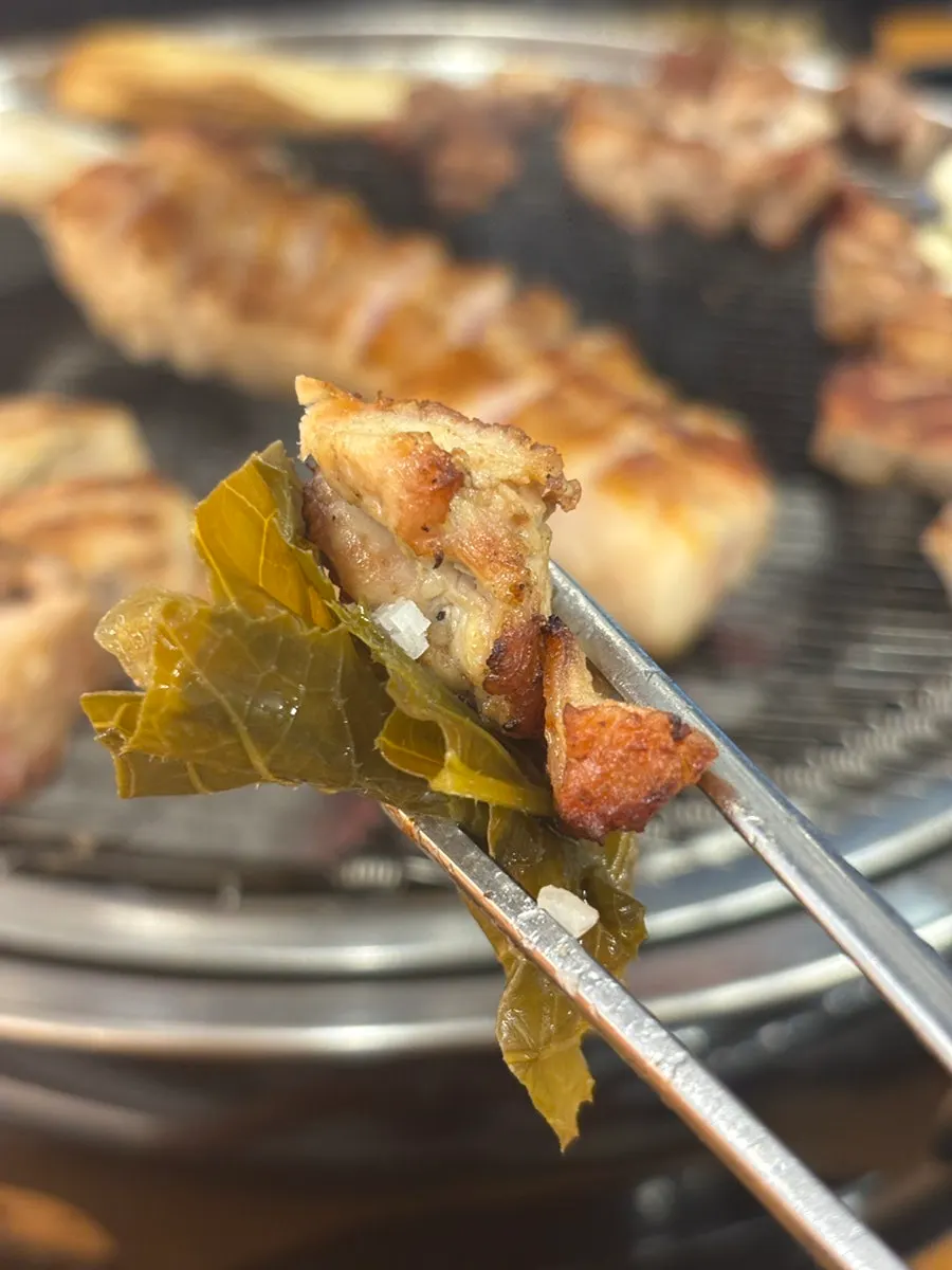 먹기 좋게 자른 목살 구이
