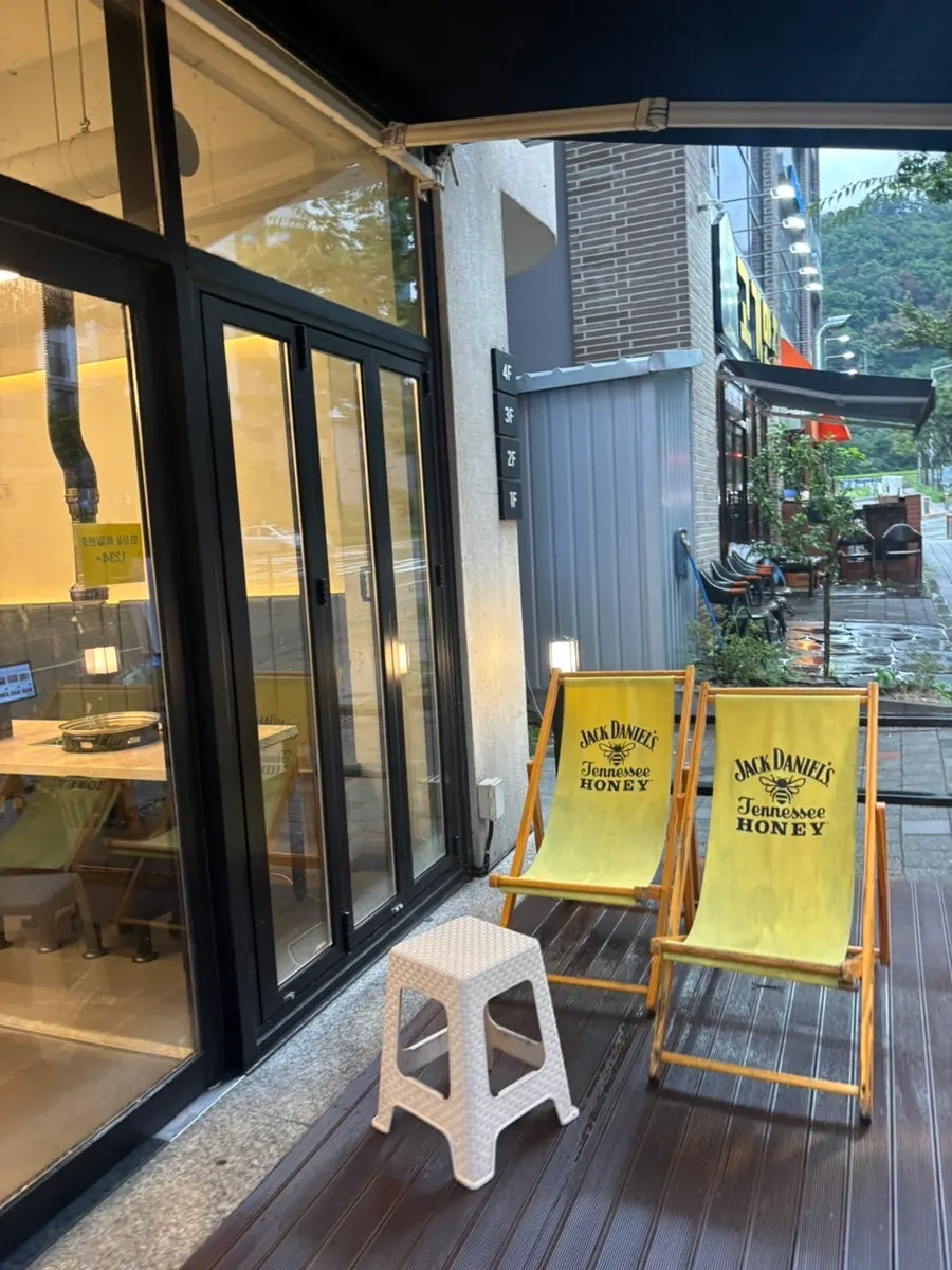 캠핑 느낌의 테라스 좌석