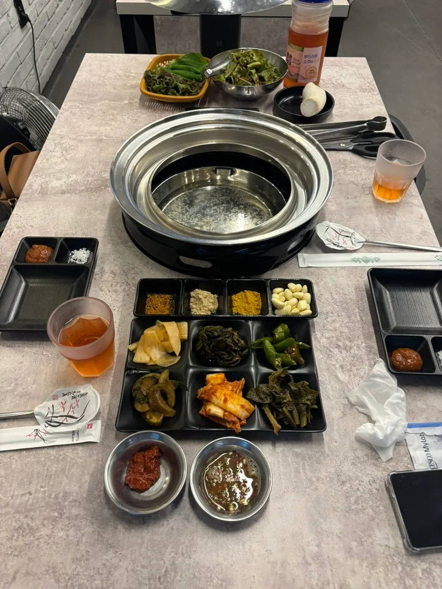 테라스에서 바라본 비 오는 거리