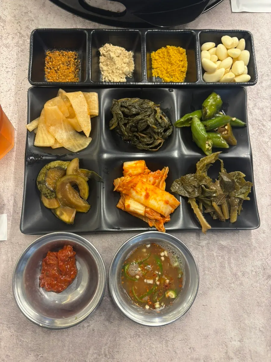 다양한 소스와 반찬 차림
