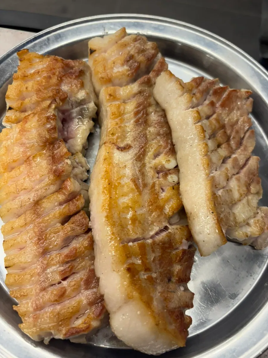 뜨거운 도자기 그릇에 담긴 계란찜