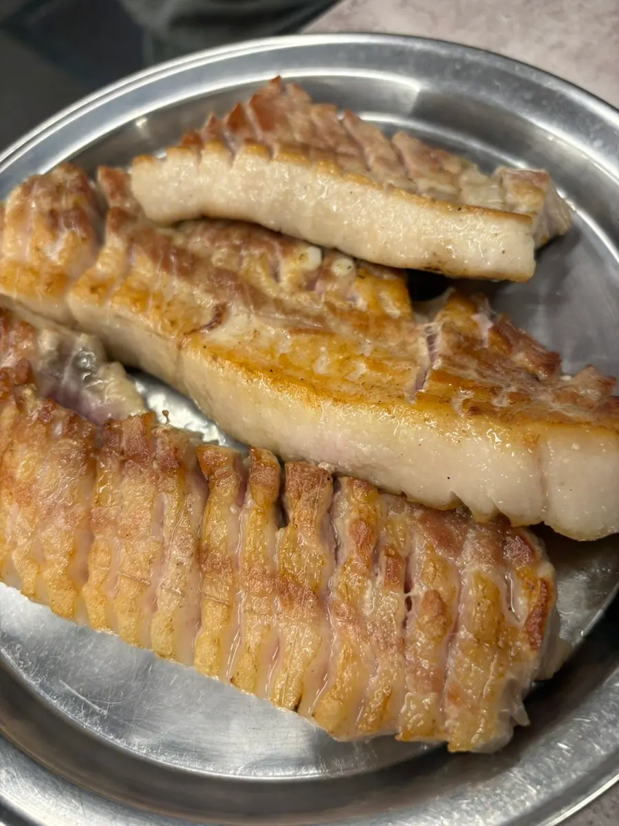 초벌되어 나온 통삼겹 한 판