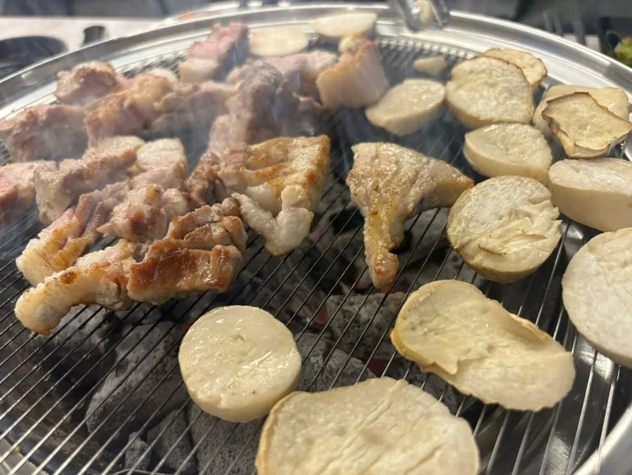 불향을 입고 노릇하게 구워진 삼겹살
