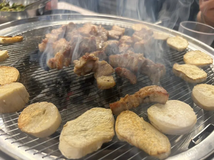 잘라 놓은 삼겹살과 곁들임 채소