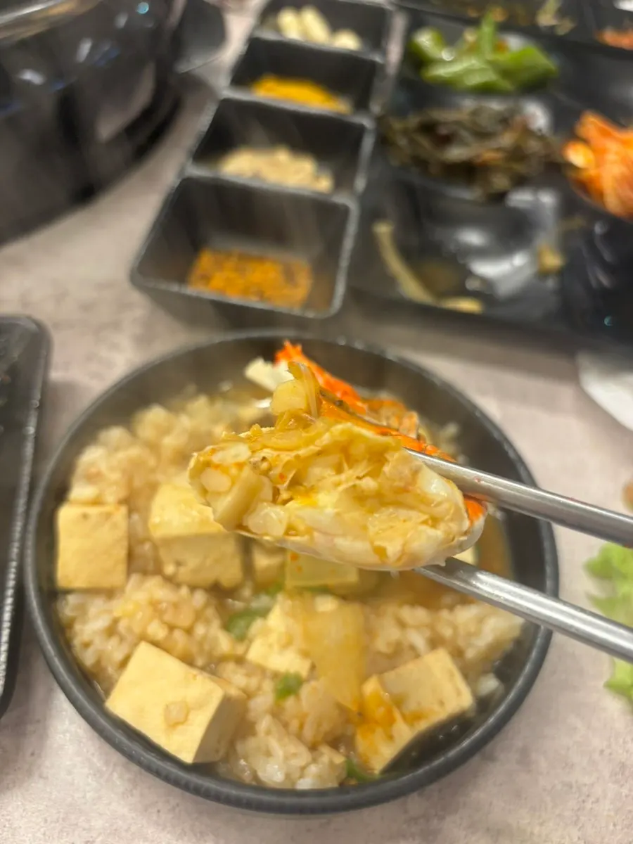 꽃게와 밥이 더해진 푸짐한 상차림
