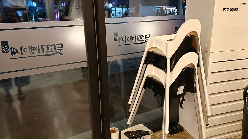 매장에 준비된 아기의자