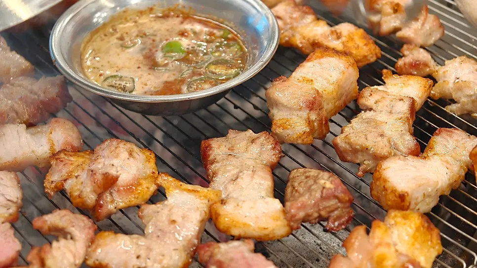 두툼하게 손질된 통삼겹과 통목살