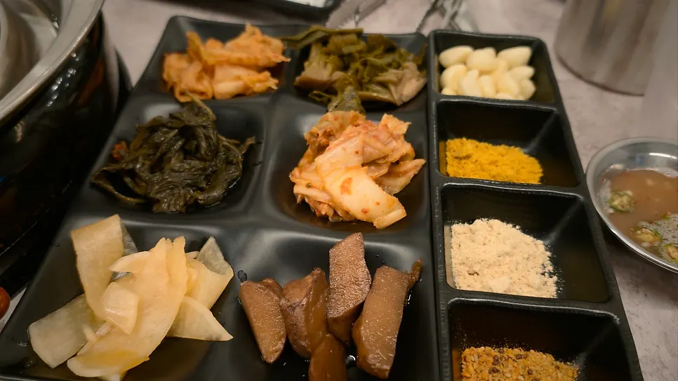 쌈 채소와 반찬이 깔린 기본상