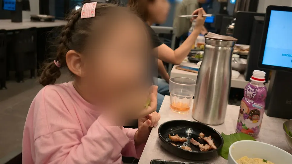 아이가 직접 싼 커다란 고기쌈