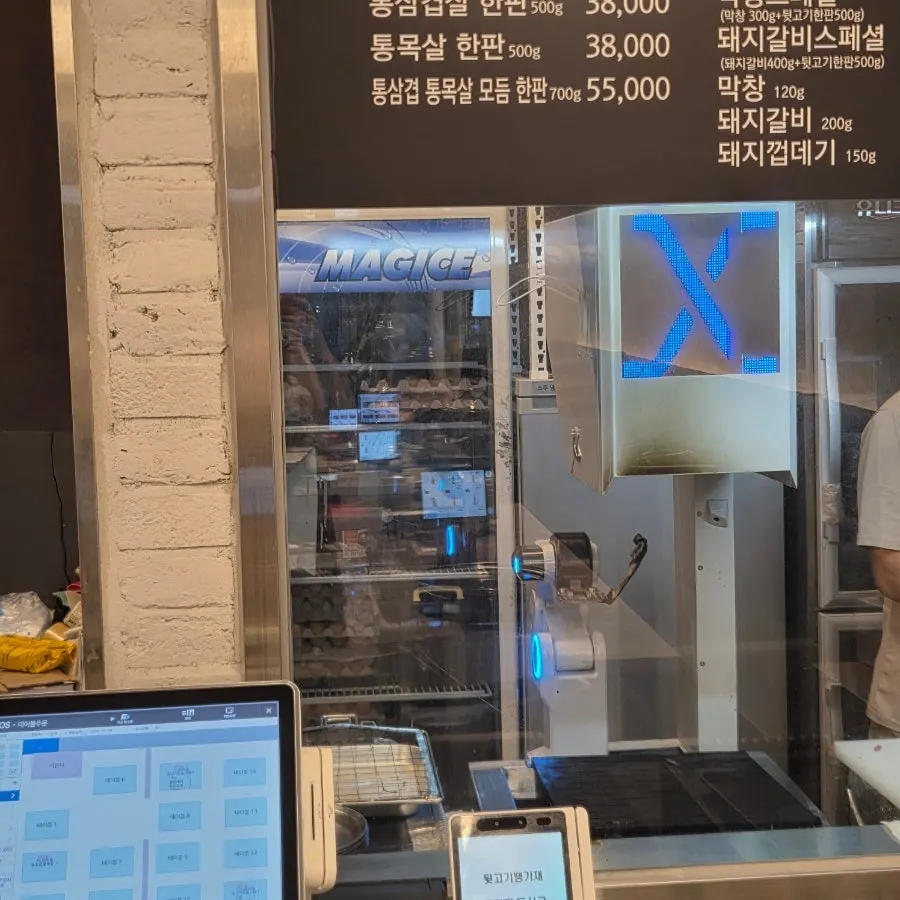 간격이 넓은 매장 좌석