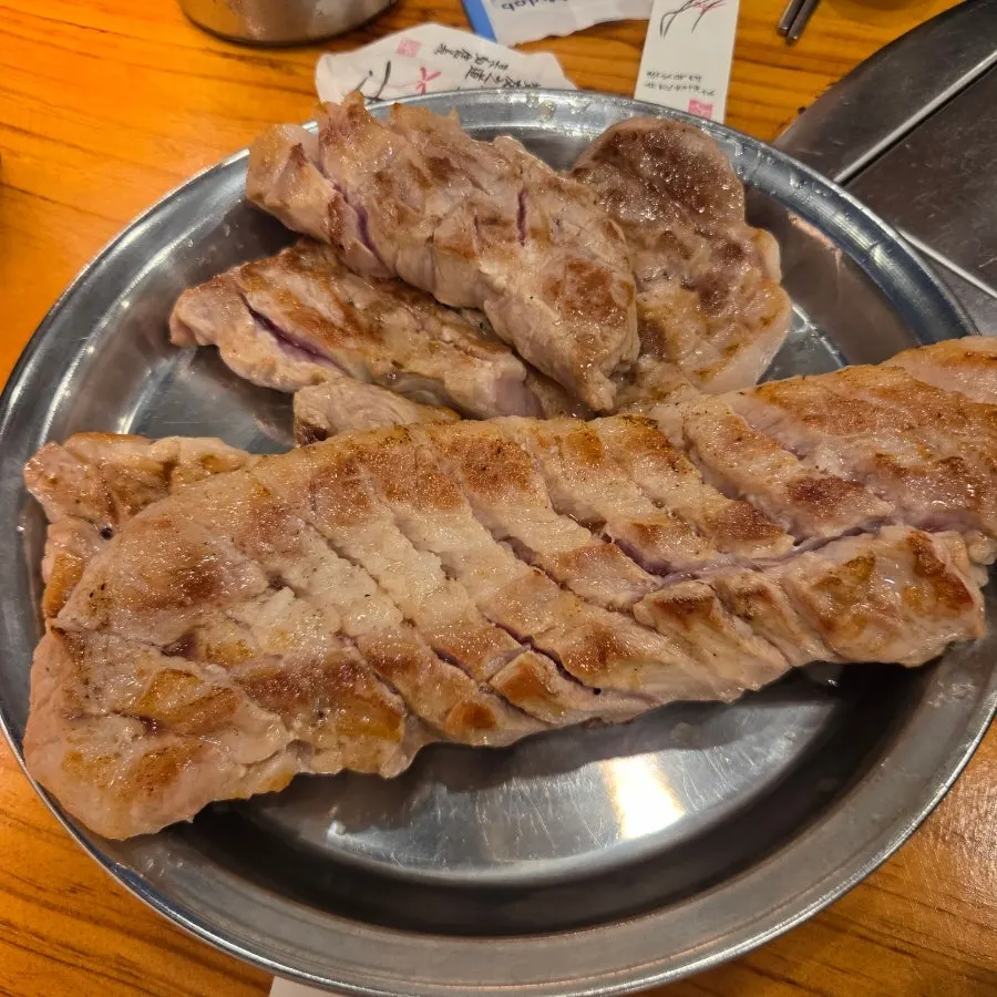 로봇이 초벌한 삼겹살 목살 모듬 한판