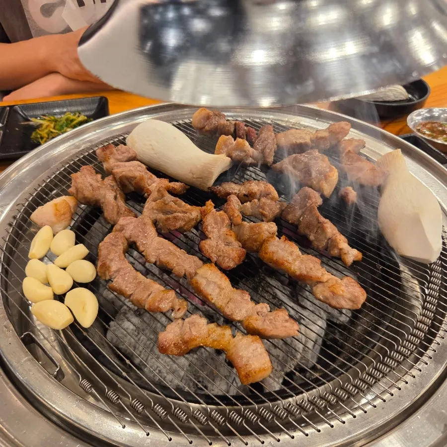 숯불에서 노릇하게 익은 고기