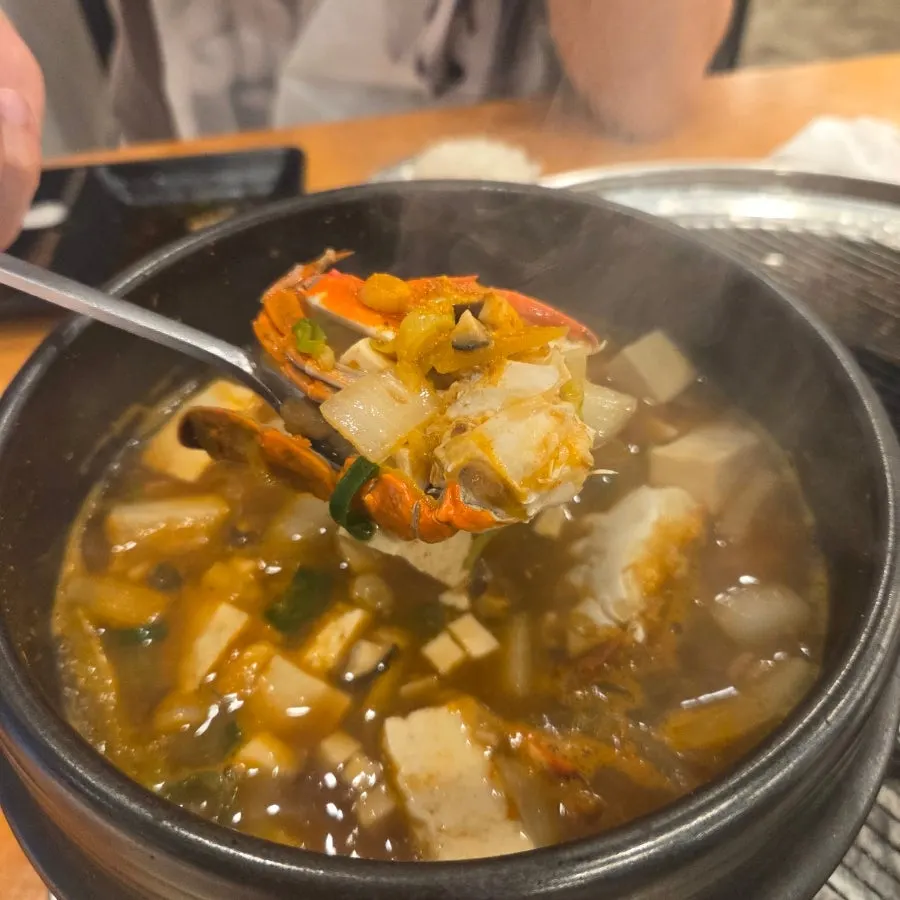 게가 들어간 된장찌개와 공기밥