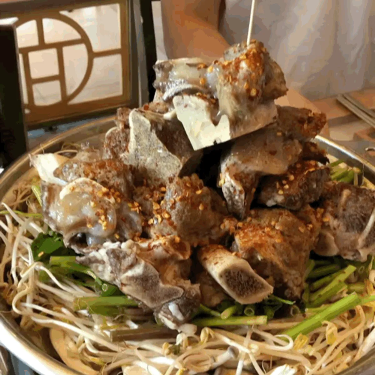 깃발이 꽂힌 채 높게 쌓인 뼈베레스트