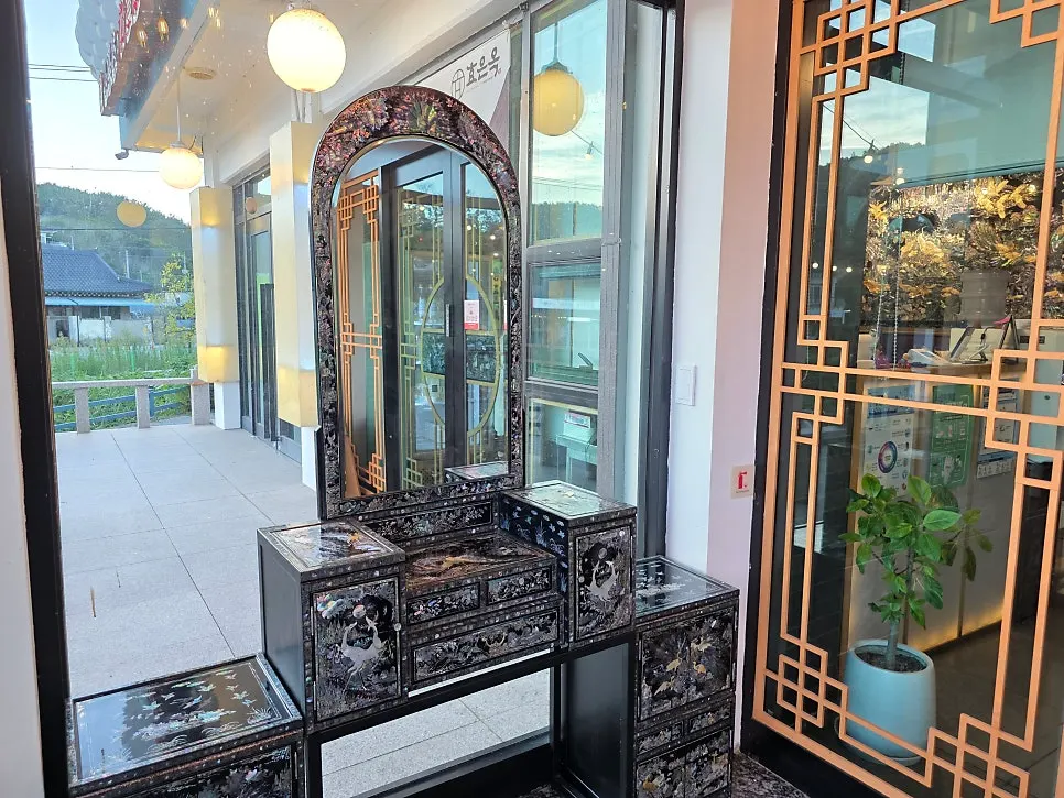 Hyoeunok waiting area decorated with Korean-style items