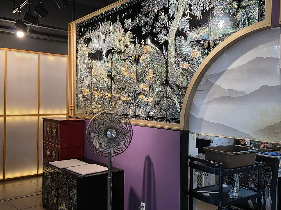 Hyoeunok interior with mother-of-pearl inlay and paintings