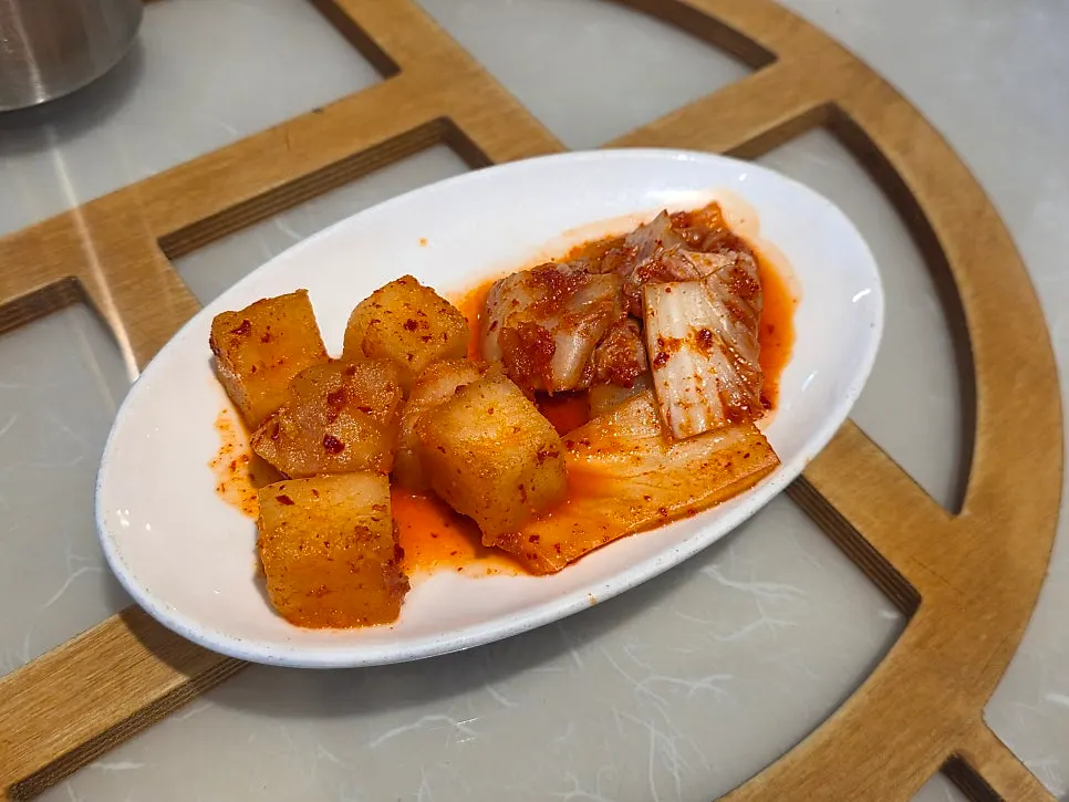Kimchi and kkakdugi side dishes at Hyoeunok