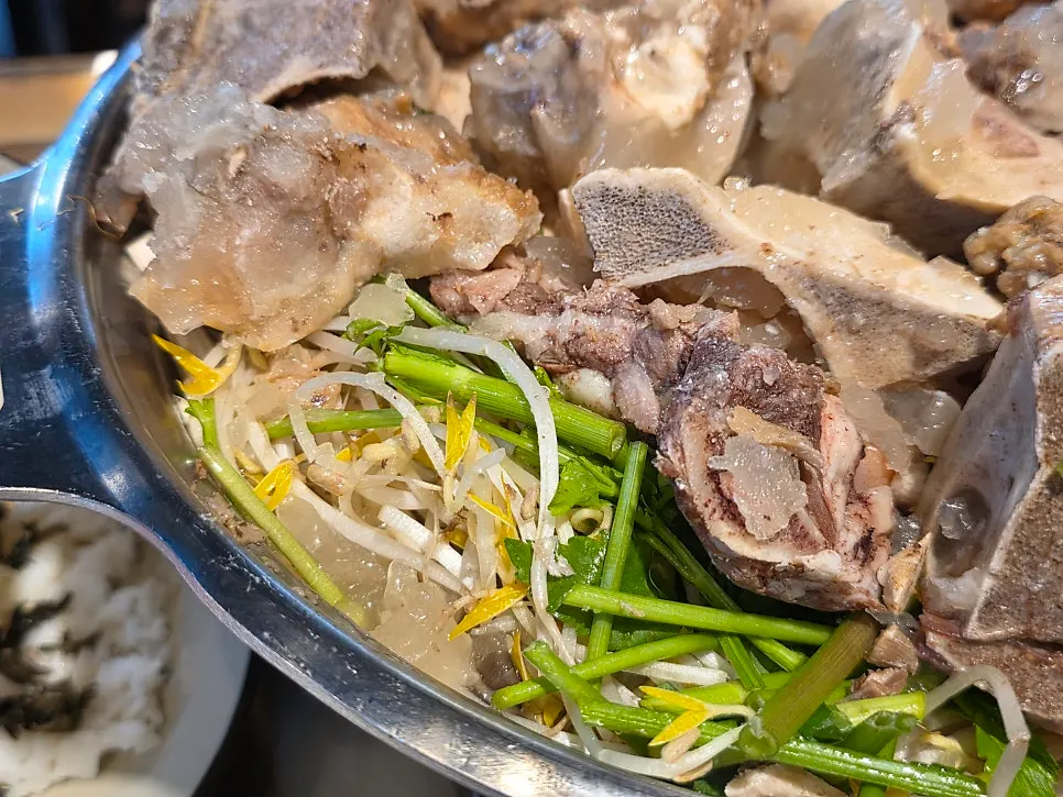 Side dishes served with the hot pot