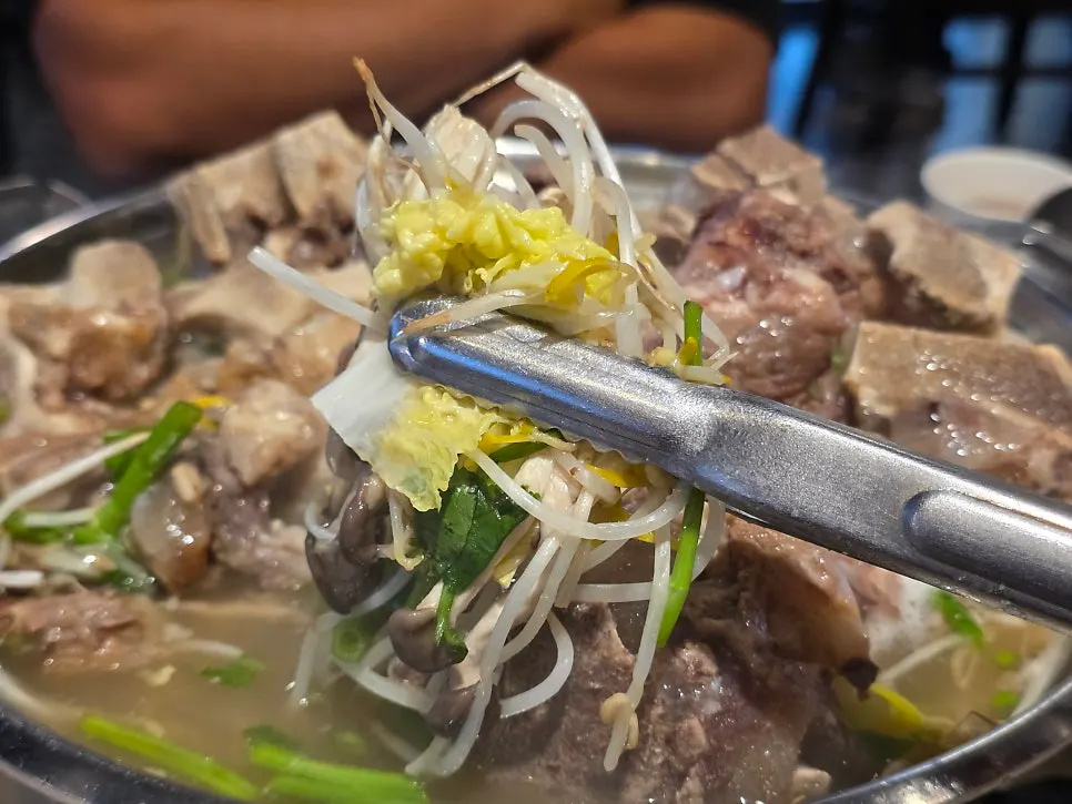 Bean sprouts and minari beneath the hot pot