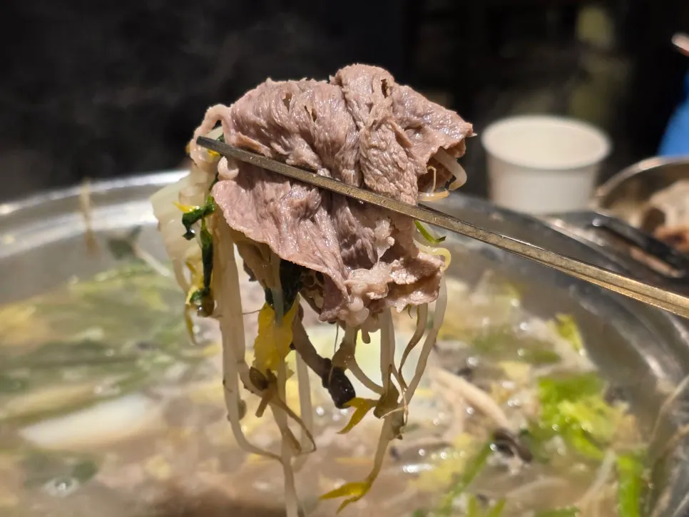 Hot pot meat served with spicy sauce