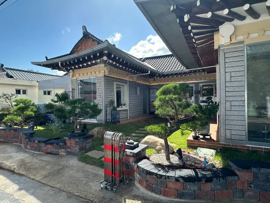Hanok restaurant space with a courtyard