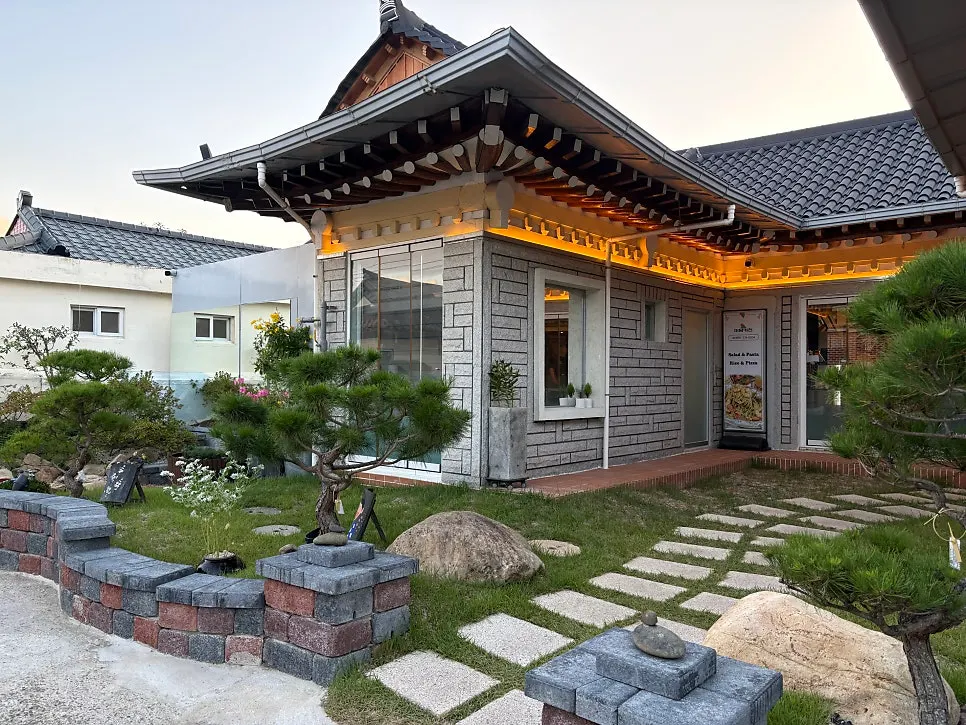 미담키친 입구 주변 거리 풍경