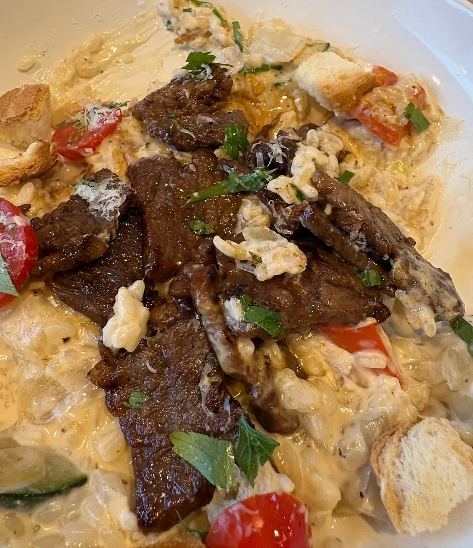 식빵과 토마토가 곁들여진 비프리조또