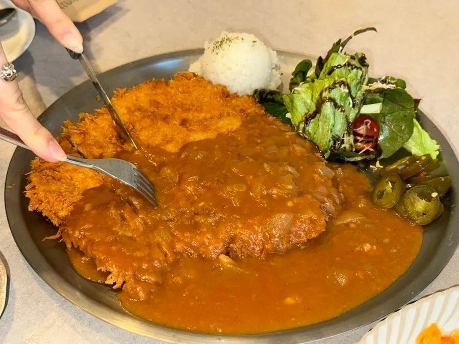미담키친 등심돈까스 접시 클로즈업