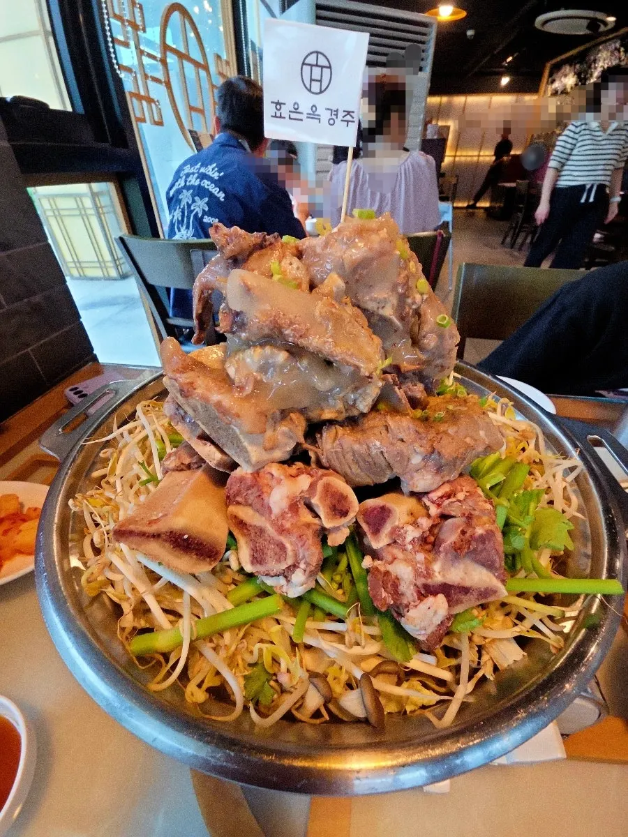 Vertical shot of the beef rib hot pot with the Hyoeunok flag