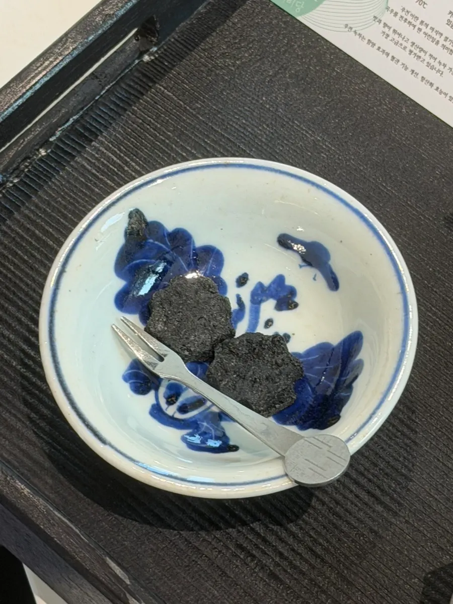 우전녹차와 흑임자 다과