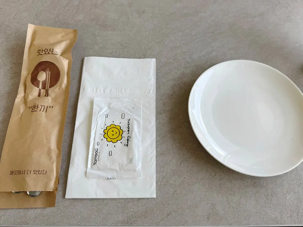 햇살이 들어오는 창가 테이블