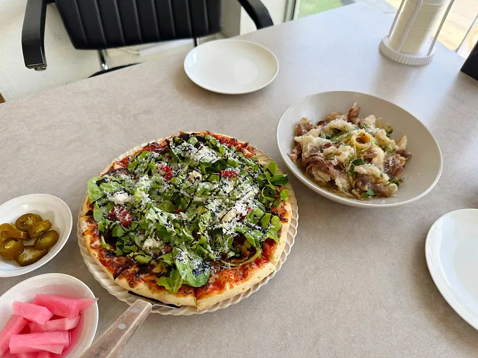토마토 루꼴라 리코타 피자