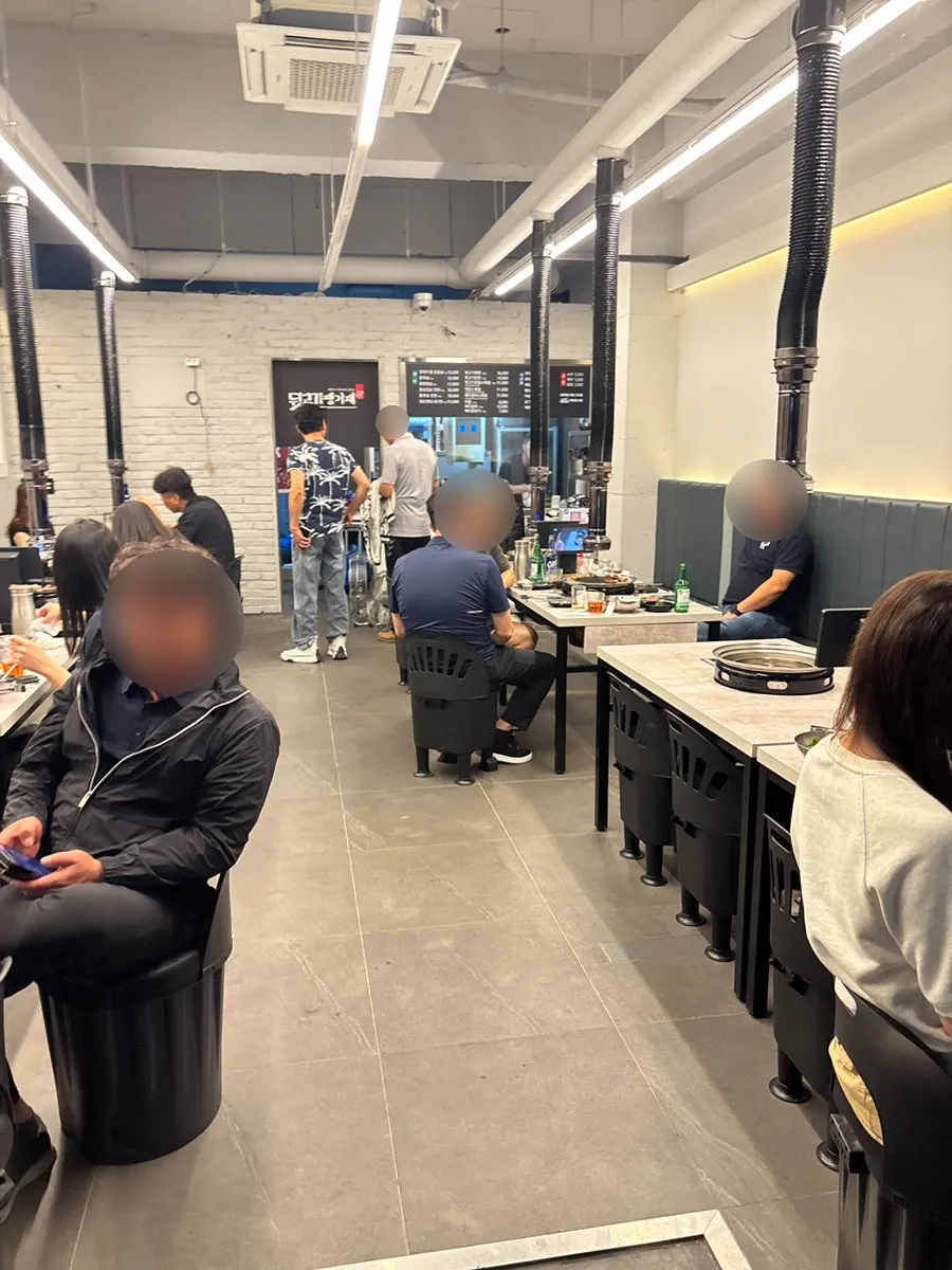 흰색 벽돌 벽과 그레이톤 테이블의 실내