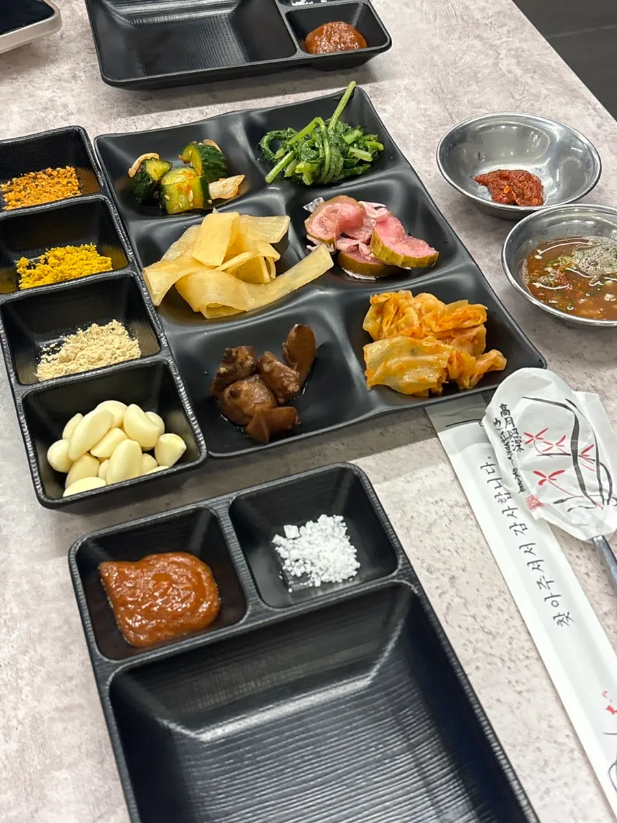 반찬 접시와 서비스 계란찜, 소스류