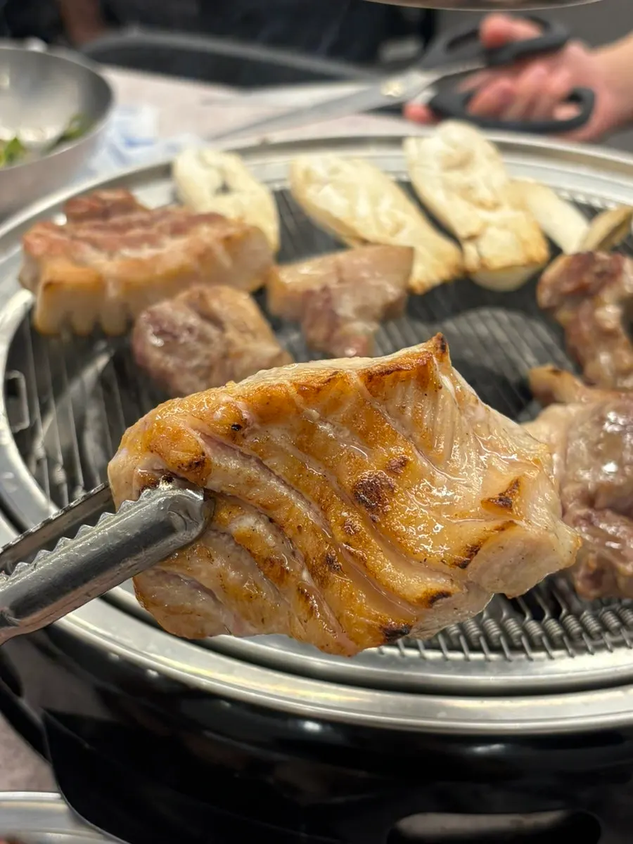 집게와 가위로 자르며 굽는 뒷고기