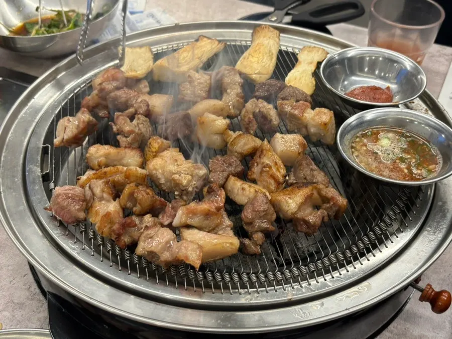 겉이 바삭하게 익어가는 숯불 뒷고기