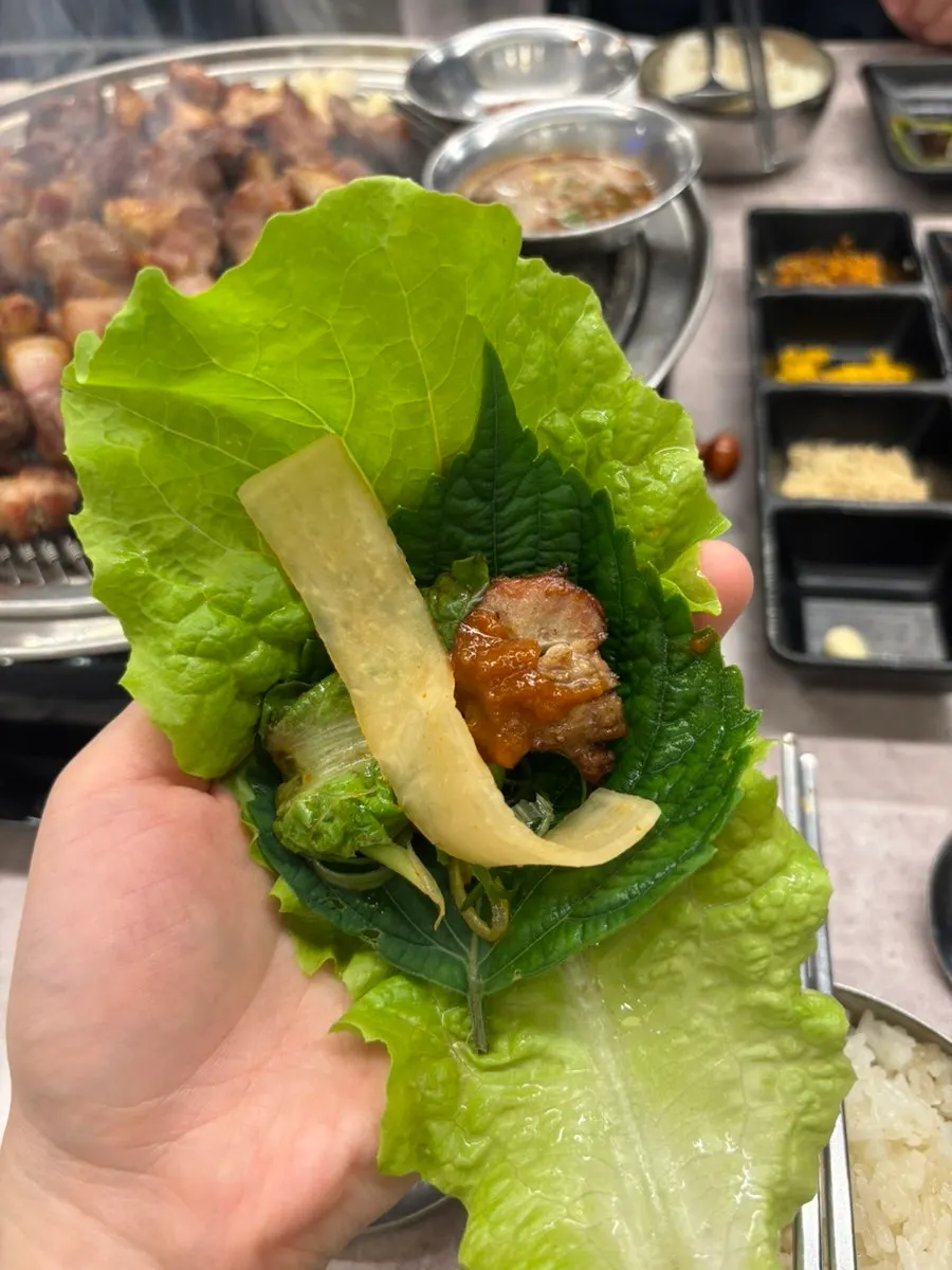 상추와 깻잎, 무절임으로 싼 뒷고기 쌈