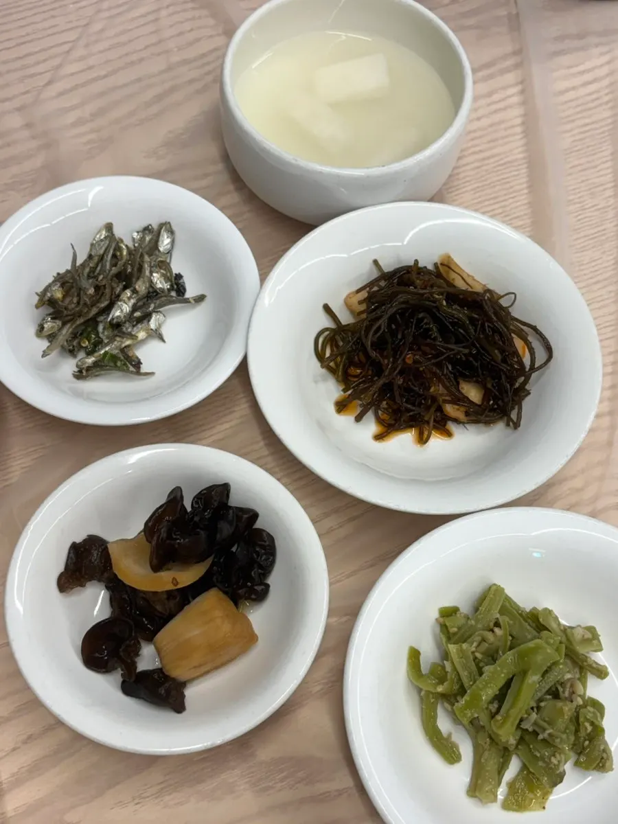 동치미와 해초류 무침 등 밑반찬