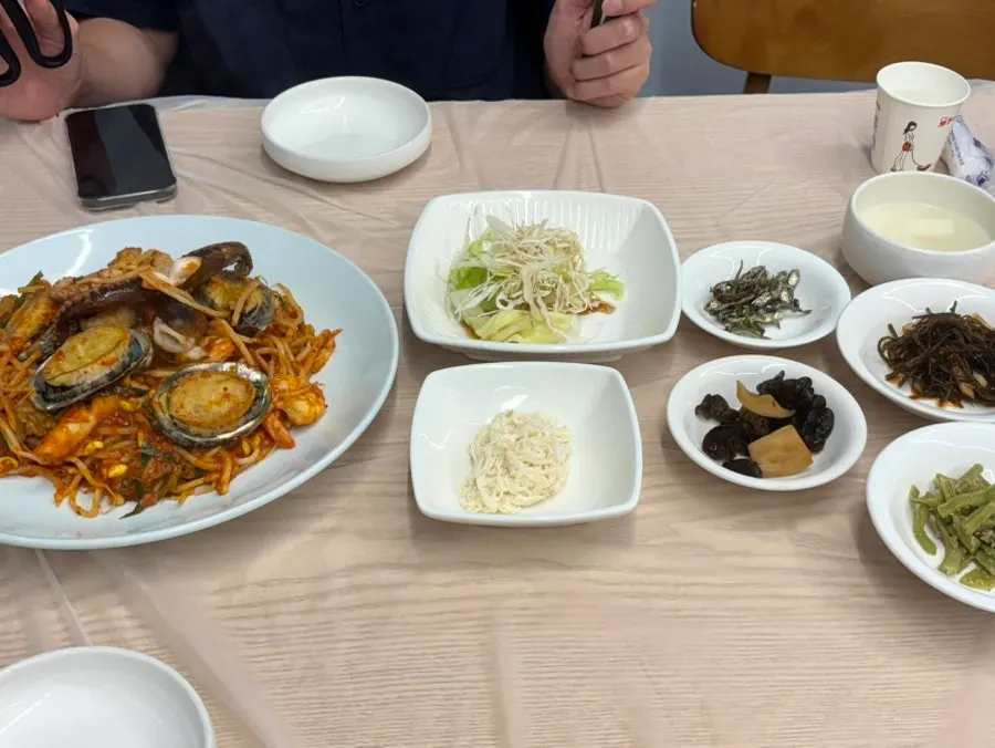 전복해물찜과 밑반찬 한상차림