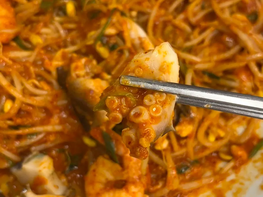 콩나물과 함께 집어 올린 해물찜