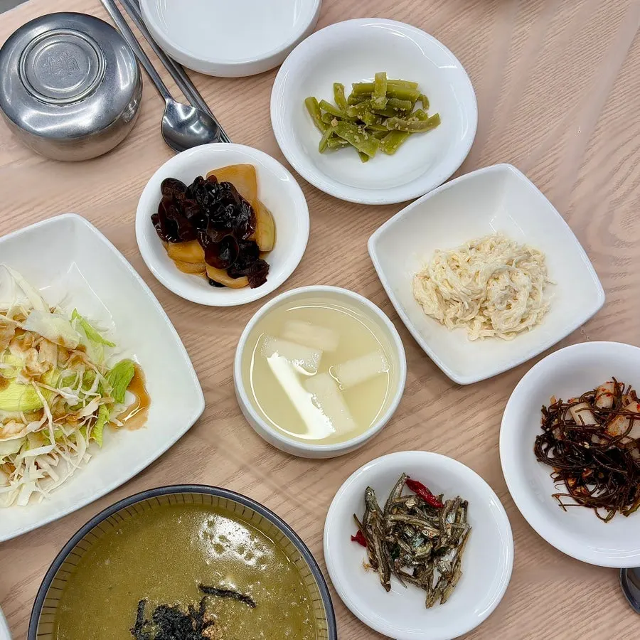 Basic side dishes at Wando Cham Jeonbokjip