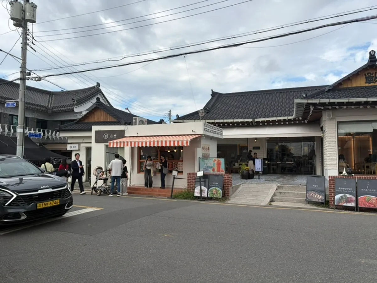 Showcase and gathered customers outside Tareudang