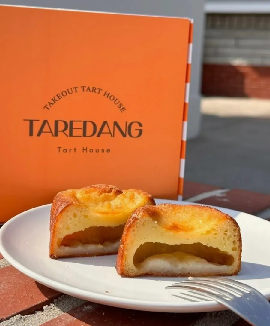 Line of customers waiting outside Tareudang