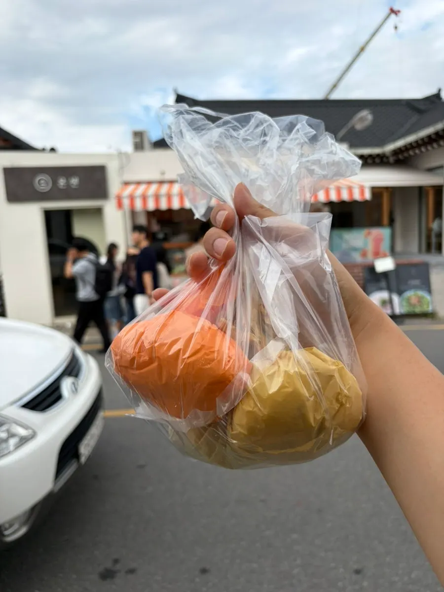 Showcase sign listing Tareudang's fruit mochi menu