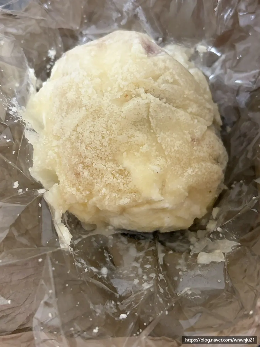 Fruit mochi filled with pineapple